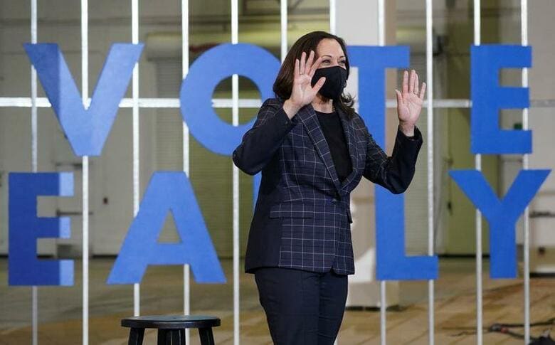 米民主党副大統領候補のカマラ・ハリス氏は、選挙スタッフの１人が新型コロナウイルス検査で陽性反応を示したため、１８日まで遊説活動を取りやめる。アリゾナ州フェニックスで８日撮影（２０２０年　ロイター/KEVIN LAMARQUE）