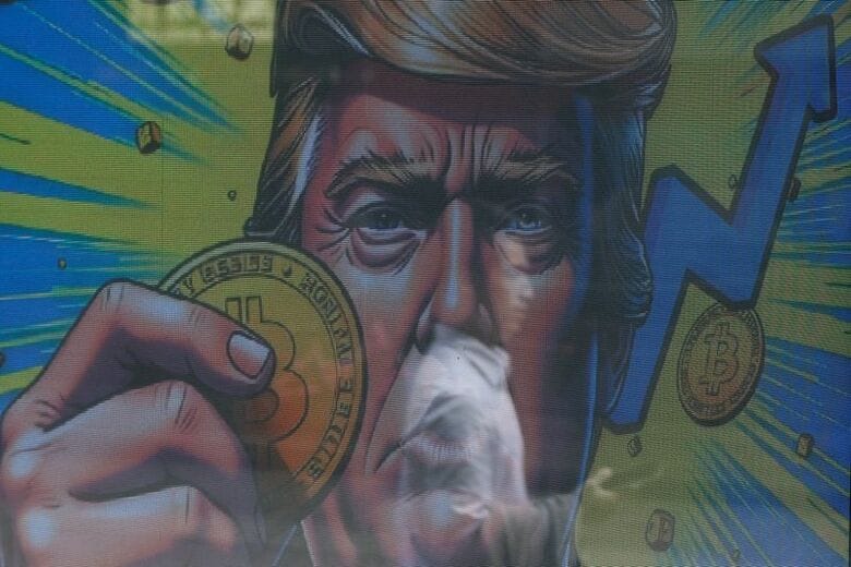 ビットコインを持つトランプ米大統領を描いたイラスト、香港で2024年12月撮影 REUTERS/Tyrone Siu/File Photo