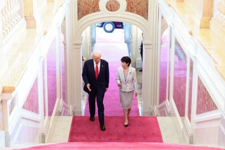 　２８日の日米首脳会談でロシア産液化天然ガス（ＬＮＧ）の輸入が議題になり、高市早苗首相がトランプ大統領にロシア・サハリン州の石油・天然ガス開発事業「サハリン２」の重要性を説明し、輸入継続に理解を求めたことが分かった。複数の日本政府関係者が明らかにした。２８日、都内で撮影（２０２５年　ロイター/Evelyn Hockstein）