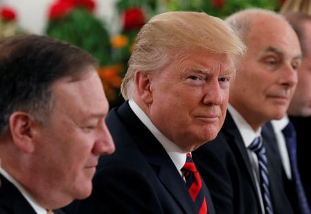　６月１３日、ポンペオ米国務長官（写真左）は、前日の米朝首脳会談について韓国当局者に説明するためソウルを訪れ、トランプ大統領（同中央）の任期が終了する２０２１年１月までに北朝鮮の核放棄を実現したいとの考えを示した。シンガポールで１１日撮影（２０１８年　ロイター/Jonathan Ernst）