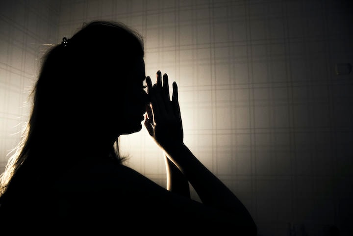 自殺未遂者の統計を見てみると30代までの若年層が全体の半分を占めている　ljubaphoto/iStock.