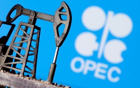 　５月２９日、石油輸出国機構（ＯＰＥＣ）のガイス事務局長は、米国の対イラン制裁が解除されることになれば同国産原油の市場への完全復帰を歓迎する考えを示した。２０２０年４月撮影のイメージ写真（２０２３年　ロイター/Dado Ruvic/Illustration）