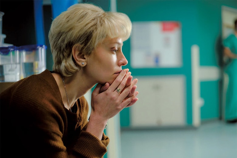 本作はレビエバ演じる妻マリーナの人生にも焦点を当てている　ITVX/SUNDANCE NOW