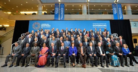 　１０月１９日、国際通貨基金（ＩＭＦ）と世界銀行の年次総会は、各国から集まった財務相や中央銀行総裁らが、トランプ米大統領による貿易戦争の被害の深刻さを訴え合う場と化した。写真は米ワシントンに顔をそろえた各国財務相と中銀総裁。１０月１９日撮影（２０１９年　ロイター/Mike Theiler）