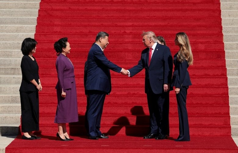 国賓として迎えた中国の習近平国家主席と握手を交わすドナルド・トランプ米大統領（9月25日、ワシントン）　REUTERS/Kylie Cooper