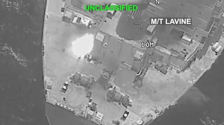 オマーン湾とみられる海域で、米中央軍部隊が航行不能にしたとされるモザンビーク船籍のタンカー（米中央軍が7月25日に公開した映像の一部）　U.S. Central Command/Handout via REUTERS