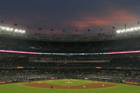 　５月５日、米ニューヨーク州のクオモ知事は、同州に本拠地を置く米大リーグ（ＭＬＢ）ヤンキースとメッツが、試合開始前に球場で新型コロナウイルスワクチン接種を受けたファンに観戦チケットを配布すると発表した。写真はヤンキー・スタジアムで４日撮影（２０２１年　ロイター／Brad Penner-USA TODAY Sports）