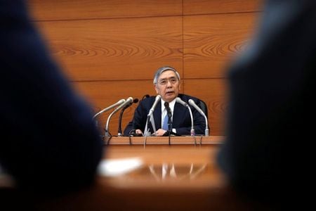　１２月１９日、午後３時半から予定されている黒田東彦日銀総裁の会見で、次の政策変更の時期や米中通商協議合意の影響度などを探るヒントは出るのか。写真は日銀本店で会見する黒田氏。６月２０日、東京で撮影（２０１９年　ロイター/Kim Kyung-Hoon）