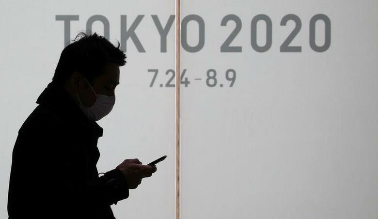 菅義偉官房長官は４日午前の会見で、国際オリンピック委員会（ＩＯＣ）のバッハ会長が３日の理事会で東京五輪を予定通り開催する考えを示したことについて、「政府としてＩＯＣ、組織委員会、東京都と準備を進めていきたい」と語った。写真は３月３日、東京で撮影（２０２０年　ロイター/Stoyan Nenov）