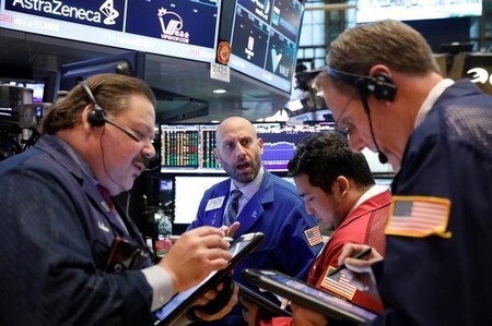 　５月２４日、米国株式市場は続伸し、Ｓ＆Ｐ総合５００種が終値で最高値を更新した。写真はＮＹ証券取引所のトレーダー、２２日撮影（２０１７年　ロイター/Brendan McDermid）