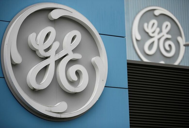 写真は米複合企業ゼネラル・エレクトリック（ＧＥ）のロゴ。2019年10月、フランスのベルフォールで撮影。 REUTERS/Vincent Kessler