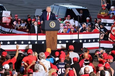 　トランプ氏は２８日、大統領候補指名の受諾演説を行った際に会場のホワイトハウスの外で抗議活動をしていた人々について、「悪党」と呼び不快感を示した。写真は、ニューハンプシャー州で演説するトランプ大統領（２０２０年　ロイター／Carlos Barria）