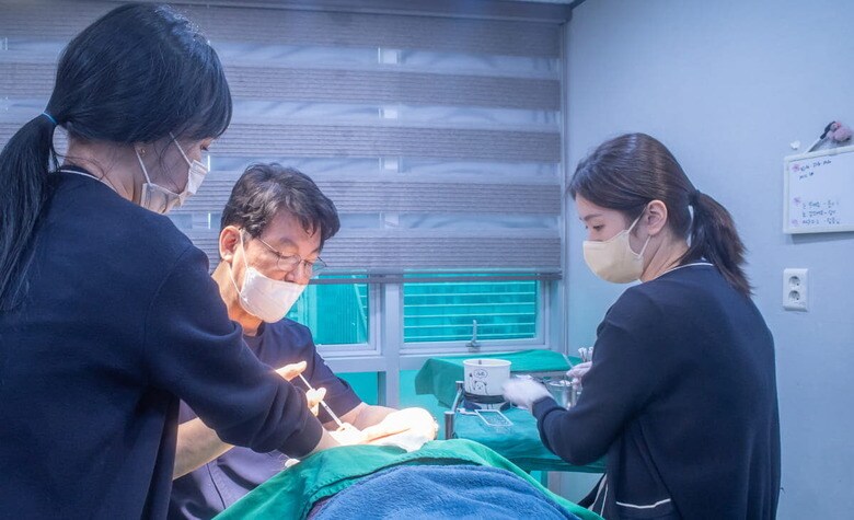 美容整形で問題となっている代理医師疑惑を払拭するため、多くのクリニックが手術動画を撮影。また立ち入りを認めることもある（撮影＝筆者）