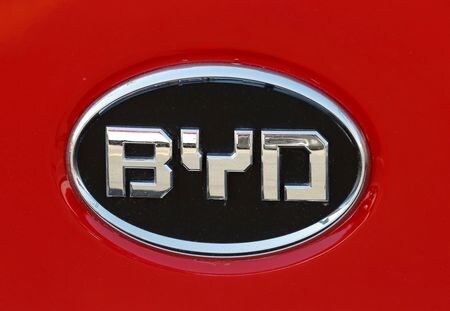 　３月９日、バッテリー電気自動車（ＢＥＶ）やプラグインハイブリッド車（ＰＨＶ）の販売で世界をリードする中国の比亜迪（ＢＹＤ）は９日、一部モデルの値引きを発表した。写真はチリのサンティアゴで２０１８年１１月撮影（２０２３年　ロイター／Rodrigo Garrido）