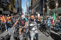 ウーバーイーツなど宅配業者がデモ「自転車を盗まれた」