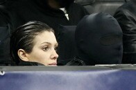 「ほぼ裸」で連日出没...カニエ妻、大事な部分をスマホで隠しただけの過激衣装から、蛍光色の「半ケツ」タイツまで