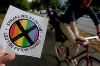右傾化するポーランド、LGBT差別政策導入で問題に