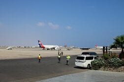 イエメン・アデン空港にミサイル、サウジ向け弾道弾は迎撃
