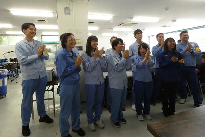 打ち上げ成功を拍手で称えるJAXA職員ら