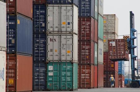 　財務省が８日発表した国際収支状況速報によると、８月の経常収支は３兆８０３６億円の黒字だった。写真は２０１７年７月、都内で撮影（２０２４年　ロイター／Toru Hanai）