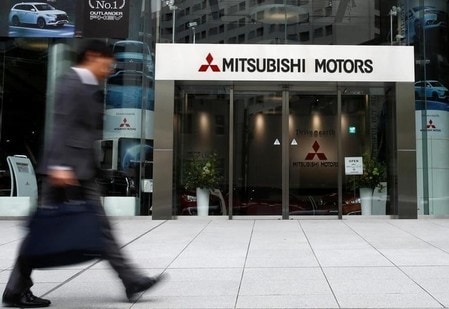 　４月２７日、三菱自動車は、２０１６年３月期決算を発表したが、燃費不正問題による影響が現時点で不透明なため、通常は同時に公表する１７年３月期連結業績予想の開示を見送った。写真は都内で撮影（２０１６年　ロイター/Thomas Peter）