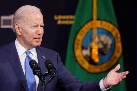 ４月２４日、 バイデン米大統領（写真）は数カ月以内にイスラエルを訪問し、ベネット首相と会談する。ワシントン州オーバーンで２２日撮影（２０２２年　ロイター/Jonathan Ernst）