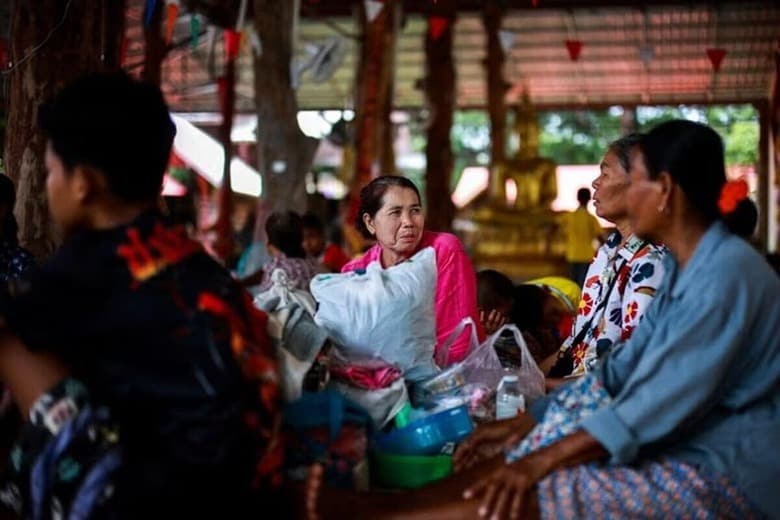 トランプ米大統領は２６日、カンボジアとタイの首脳が直ちに会談し、早急に停戦を実現することで合意したと発表した。写真はタイのシーサケートで避難所に身を寄せる人々（２０２５年　ロイター/Athit Perawongmetha）