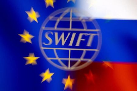 ３月２日、欧州連合（ＥＵ）は、対ロシア追加制裁の一環として、同国の銀行大手７行を国際送金・決済システムのＳＷＩＦＴ（国際銀行間通信協会）から排除することを決定した。写真は２月２６日撮影（２０２２年　ロイター／Dado Ruvic）