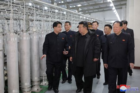１月２９日、北朝鮮の金正恩朝鮮労働党総書記は、核物質生産基地と核兵器研究所を視察し、今年に核戦力を強化するよう指示した＝写真。KCNA配信（２０２５年　ロイター）