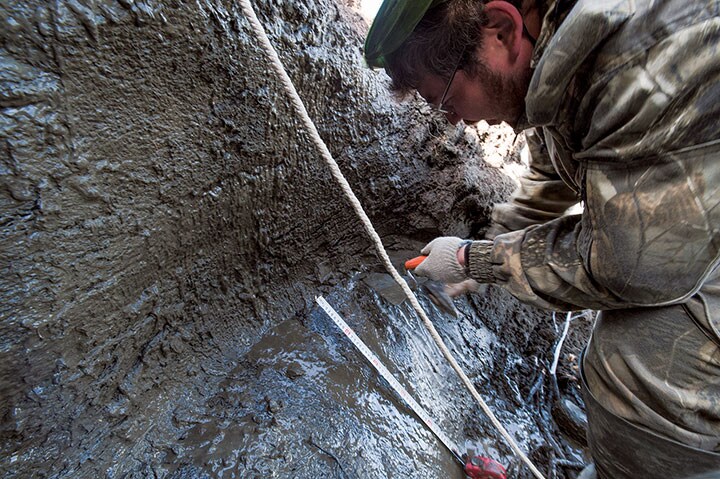 シベリアの永久凍土は生命の宝庫？（写真は記事とは別の研究の採取作業） CHRIS LINDER-VISUALS UNLIMITED, INC./GETTY IMAGES