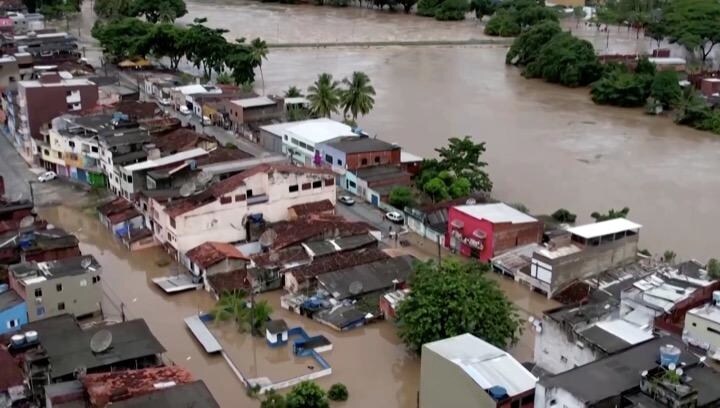 ブラジル北東部バイーア州で、数週間にわたる大雨により２つのダムが決壊し、流域一帯の街が洪水に見舞われた。REUETERS / YouTube
