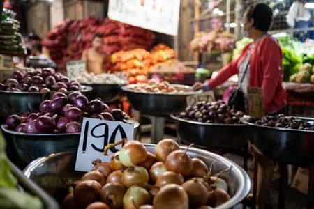 　フィリピン統計局が５日発表した４月の消費者物価指数（ＣＰＩ）は前年比上昇率が６．６％で、市場予想の７．０％を下回り、昨年８月以来の低水準となった。写真は１月、マニラの市場で撮影（２０２３年　ロイター／Lisa Marie David）