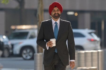 世界銀行のアジェイ・バンガ新総裁（６３）が２日に就任し、約１万６０００人の職員に対して開発と気候変動への取り組みを「強化」するよう要請した。ワシントンで撮影（２０２３年　ロイター/Jonathan Ernst）