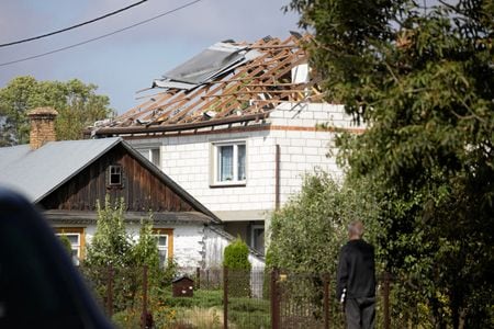 ポーランドは１０日、領空に侵入したドローン（無人機）を撃墜した。北大西洋条約機構（ＮＡＴＯ）加盟国による攻撃行為は、２０２２年のロシアのウクライナ侵攻開始以降、公表された事案としては初めて。ドローンとみられる物体で破壊された家、ポーランド東部の町で１０日撮影の提供写真（２０２５年　ロイター/Agencja Wyborcza.pl）