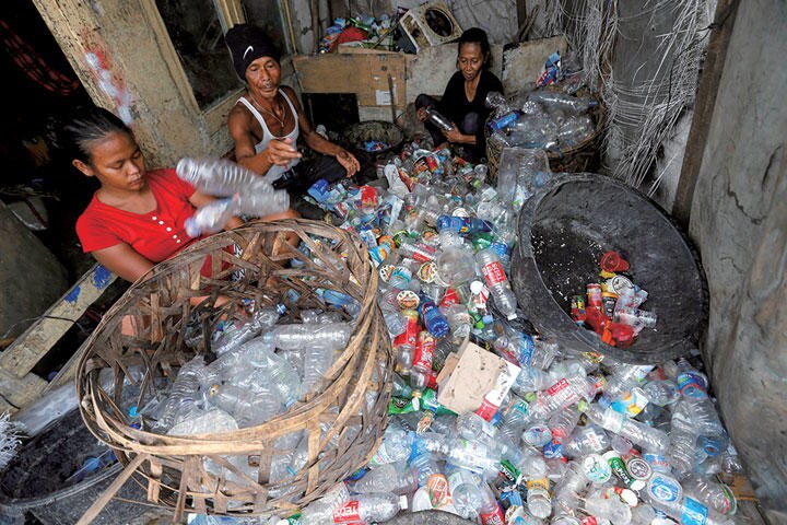 ペットボトルの山を仕分けるインドネシア人家族　Beawiharta-REUTERS
