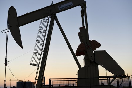 　１１月１３日、米エネルギー情報局（ＥＩＡ）は１３日公表した月次リポートで、１１月の米原油生産が過去最高の日量１３００万バレルになると予想するとともに、２０１９年と２０２０年の生産量見通しをそれぞれ上方修正した。写真はオクラホマ州にあるエネルギー施設。２０１５年９月撮影（２０１９年　ロイター／Nick Oxford）