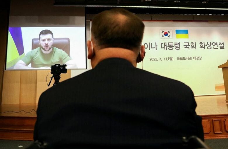 写真は韓国国会でオンライン演説を行うウクライナのゼレンスキー大統領。2022年4月、ソウルで代表撮影。REUTERS