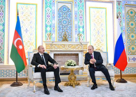 ロシアのプーチン大統領はアゼルバイジャンのアリエフ大統領とタジキスタンで会談し、昨年１２月に起きたアゼルバイジャン航空機の墜落について、ロシア軍が発射したミサイルが同機近くで爆発したことが墜落につながったことを認めた。同日撮影の提供写真（２０２５年　ロイター/Sputnik/Grigory Sysoev/Pool via REUTERS）