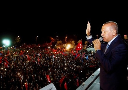 　６月２４日、２４日投開票のトルコの大統領選で、選挙管理委員会は、現職のエルドアン氏が再選されたと発表した。現地メディアによると、同日実施された議会選挙では与党連合が過半数を得た。大統領府提供（２０１８年　ロイター）