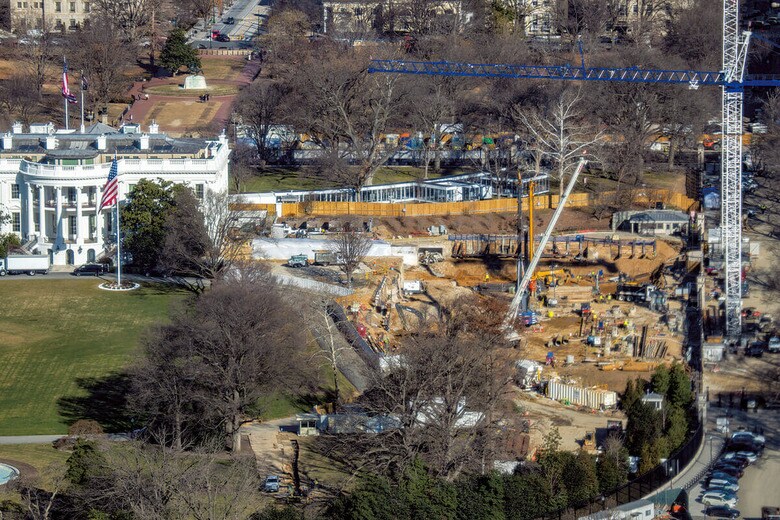 大広間建設のため東棟は無残に解体された　ANDREW LEYDENｰZUMAｰREUTERS