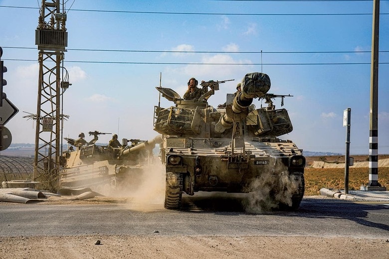 ガザ地区に続々と入っていくイスラエル軍の戦車（11月1日）　AP/AFLO