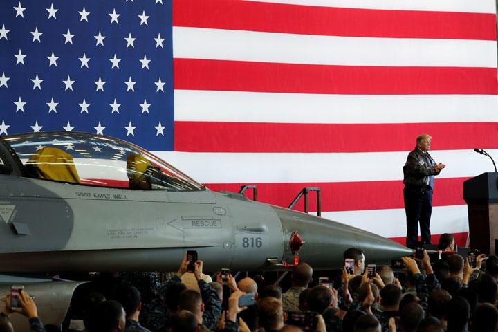 米軍横田基地で米軍関係者と自衛隊員を前にスピーチするトランプ（17年11月）　Jonathan Ernst-REUTERS