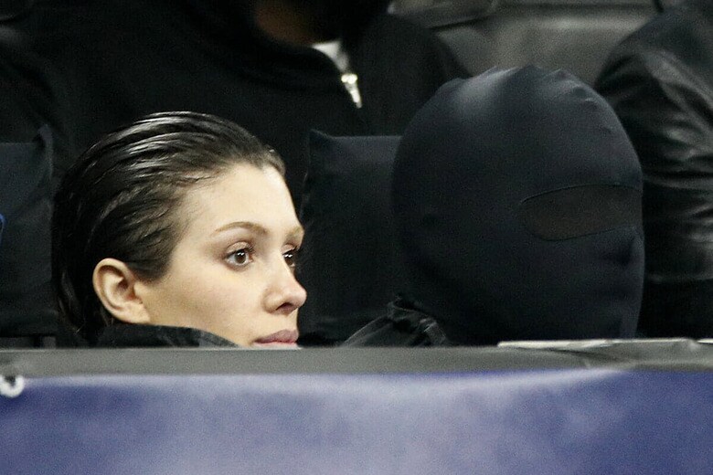 UEFAチャンピオンズリーグのインテル・ミラノ対アトレティコ・マドリードの試合を観戦するビアンカ・センソリ（左）と黒いフェイスマスクを纏った夫カニエ・ウェスト（2月20日、ミラノ）　Alessandro Garofalo-Shutterstock