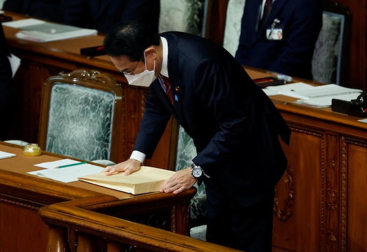 揺れる岸田首相（写真は12月6日に開会した臨時国会でお辞儀をしたところ）　Issei Kato-REUTERS