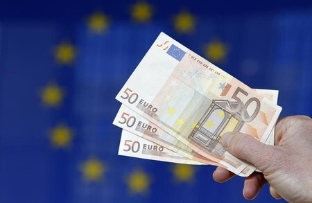 　８月２３日、欧州委員会は、イタリアのベルルスコーニ元首相が独自通貨の併用支持を示唆したことに対し、拒絶する考えを示し、ユーロ圏内の法的通貨はユーロのみだとした。写真はブリュッセルで２０１１年１１月撮影（２０１７年　ロイター／Francois Lenoir）