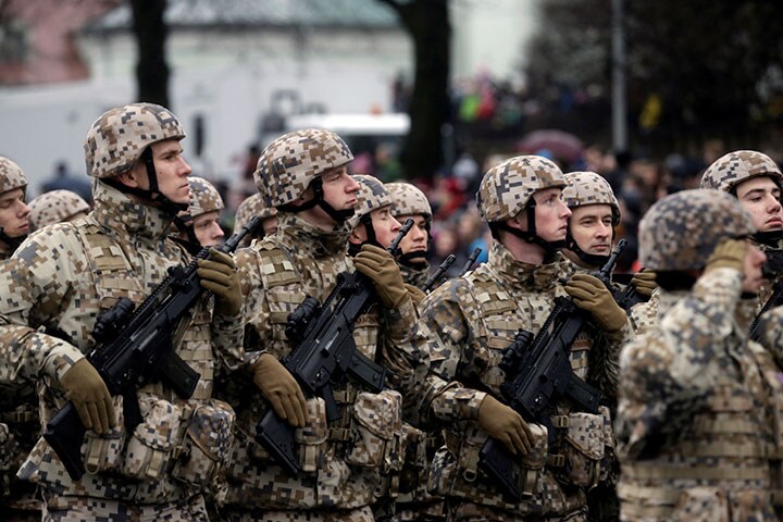 11月18日、首都リガで独立記念日の行進を行うラトビア軍　Ints Kalnins-REUTERS