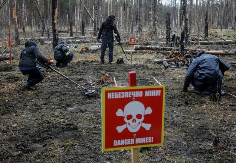 ウクライナ・キエフ州で、ロシア軍が残した地雷や不発弾を捜索する人道支援NGOのスタッフ。2026年4月8日撮影　 REUTERS/Gleb Garanich