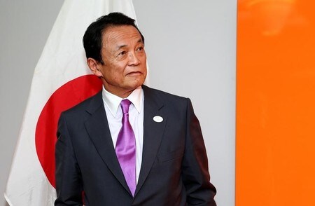 　７月１７日、麻生太郎財務相は閣議後会見で、９月の自民党総裁選で麻生氏の派閥が支持する候補者の選定について、派閥研修会で議論する政策を実現できる候補者が望ましいとの考えを示した。写真は同財務相。昨年５月にイタリアで撮影（２０１８年　ロイター／Alessandro Bianchi）