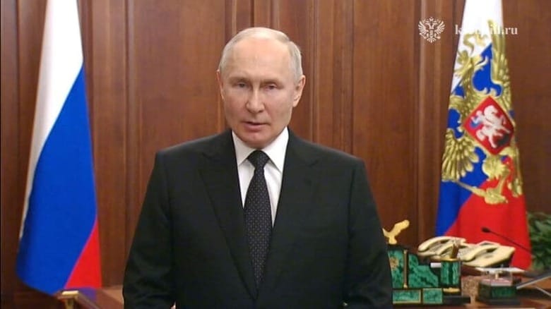 ロシアのプーチン大統領は緊急のテレビ演説を行い（写真）、民間軍事会社ワグネル部隊による「武装蜂起」は国家への反逆に当たると表明。写真は動画より。クレムリン提供（２０２３年　ロイター）