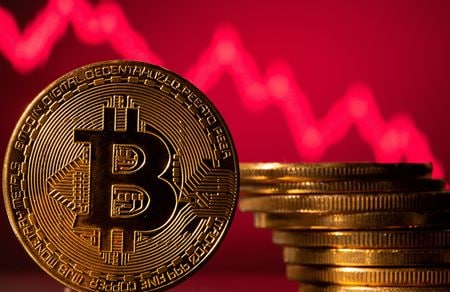 １２月７日、カナダ最大の年金基金ＣＰＰインベストメント（ＣＰＰＩ）は、仮想通貨市場への投資を見据えた調査を取りやめた。写真は仮想通貨のイメージ。２０２１年５月撮影（２０２２年　ロイター/Dado Ruvic）